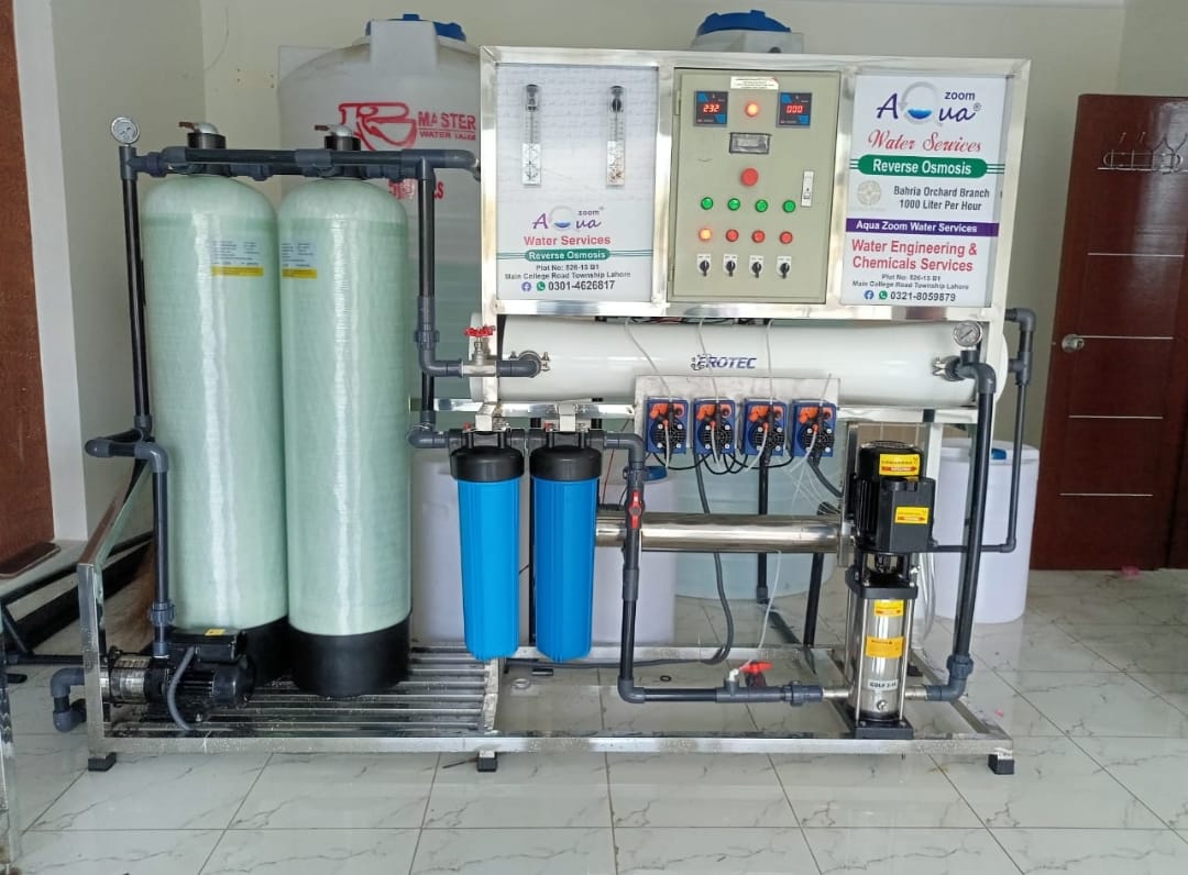 Aqua Zoom 1000L water filter accessories for commercial water filtration systems, shown with filter components and fittings.