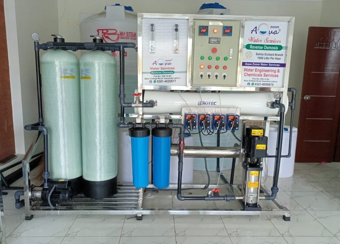AQUA ZOOM 1000L water filter accessories for commercial water systems, shown with filter components and connection fittings.